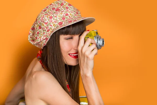 Feliz chica hipster haciendo foto con cámara retro — Foto de Stock