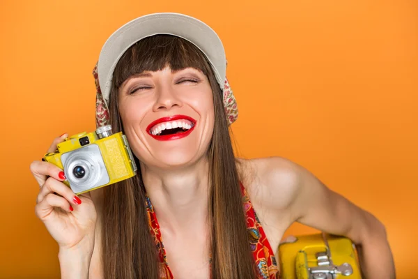 Mutlu hippi kız retro kamerayla fotoğraf çekiyor. — Stok fotoğraf