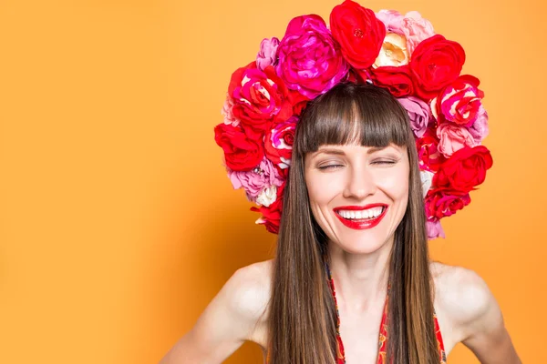 花の帽子の女性 — ストック写真