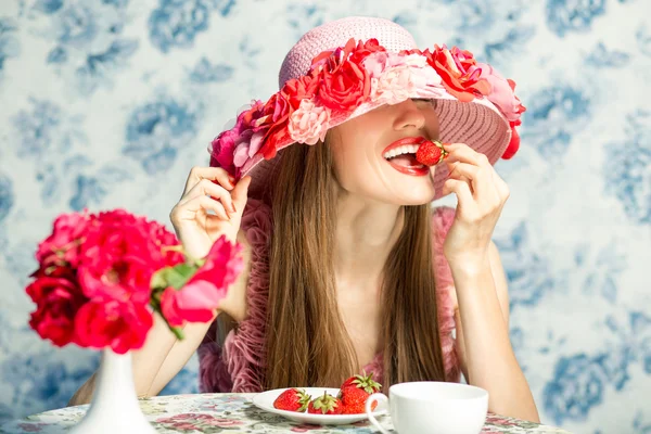 休暇をとる女性がイチゴを食べる — ストック写真