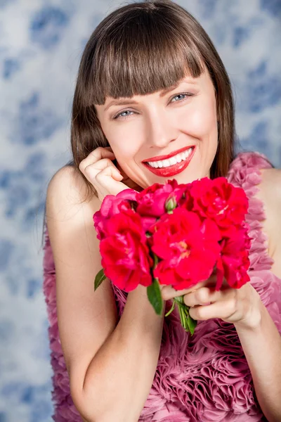Schönes Mädchen mit roten Blumen, — Stockfoto