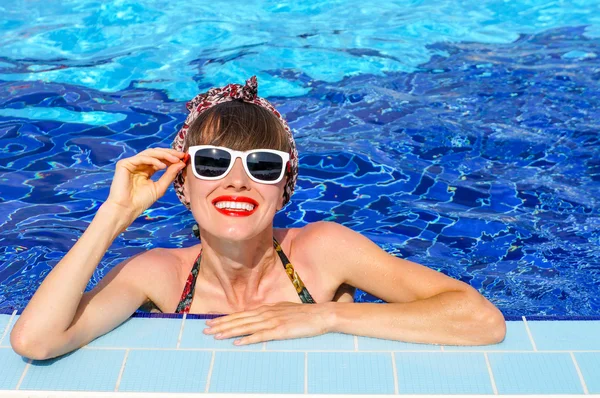 Bellezza ragazza rilassante in piscina — Foto Stock