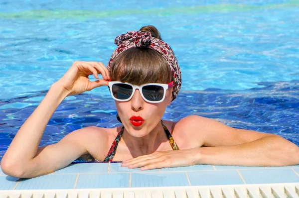 Bellezza ragazza rilassante in piscina — Foto Stock