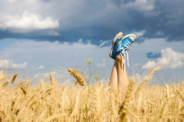 Sexy verão pernas sobre o céu — Fotografia de Stock