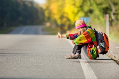 Güzel genç bayan seyahat ediyor.