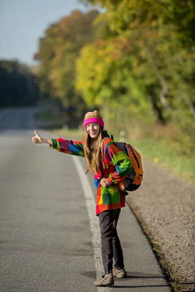 Belle jeune femme voyageant — Photo