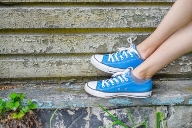 Spor ayakkabılı bacaklar.