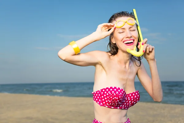 Kobieta podróż na wakacje na plaży — Zdjęcie stockowe