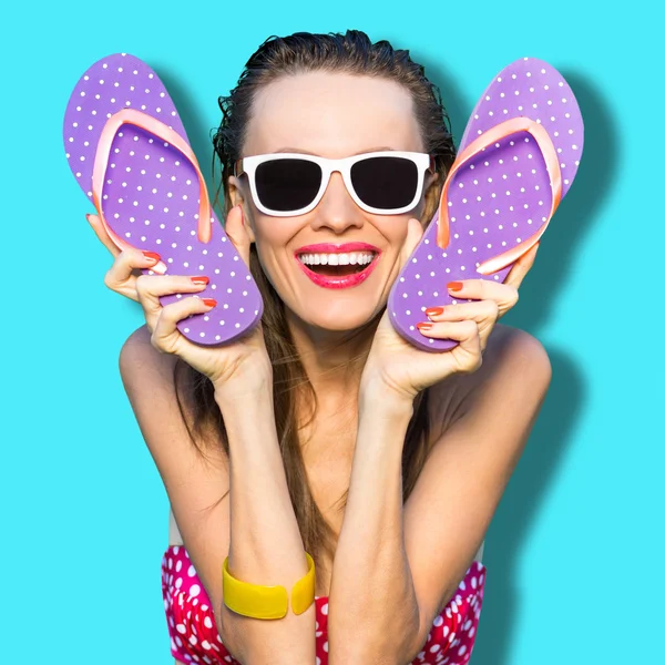 Menina feliz com chinelos — Fotografia de Stock