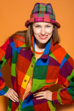 Parlak turuncu arka plana sonbahar kadın