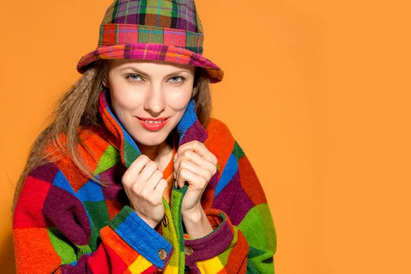 Parlak turuncu arka plana sonbahar kadın