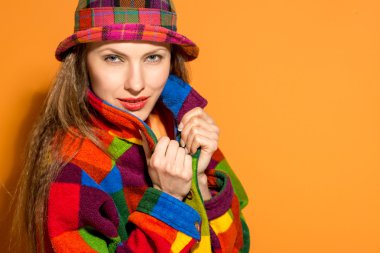 Parlak turuncu arka plana sonbahar kadın