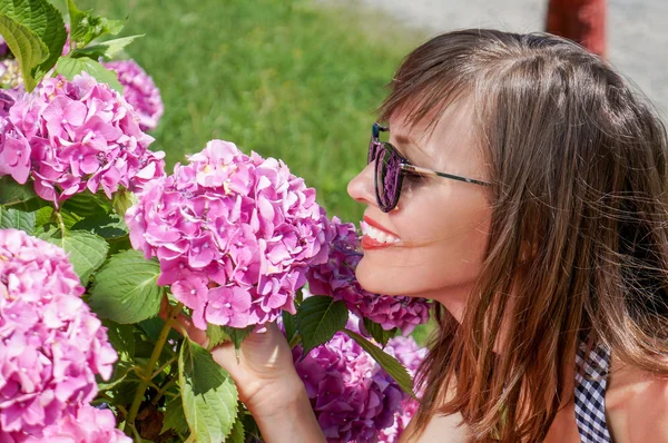 Happy woman spending free time in park — Stock Photo, Image