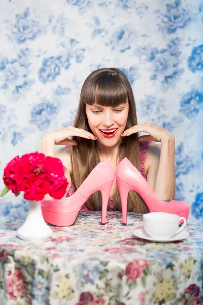 Yüksek topuklu mutlu kadın