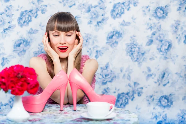 Yüksek topuklu mutlu kadın