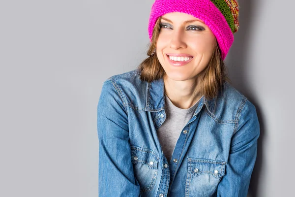 Portret kobiety w kapelusz kolorowy — Zdjęcie stockowe