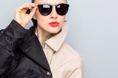 Şık Bayan güneş gözlüğü ve yağmur ceket