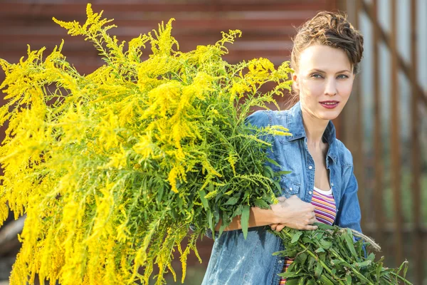 Flicka med blombukett i hennes händer — Stockfoto