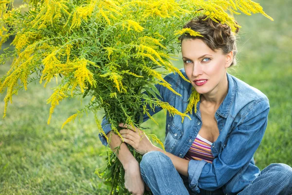 Giovane donna ritratto in colore autunnale — Foto Stock