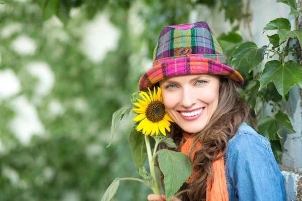 Young pretty woman relaxing in autumn — Stock Photo, Image