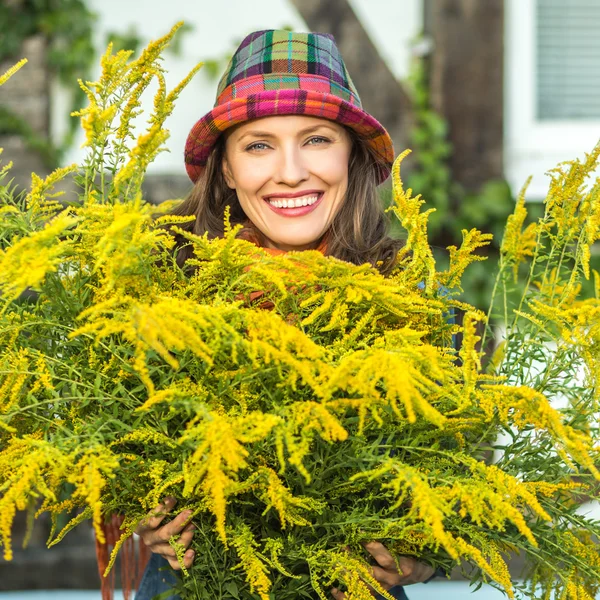 Höstens glad kvinna — Stockfoto