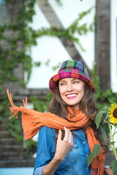 Unga vackra kvinnan bär höst kläder håller höstens blommor — Stockfoto