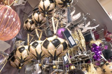 Mevsimlik perakende satış. Noel süslemeleri ile şenlikli alışveriş atmosferi