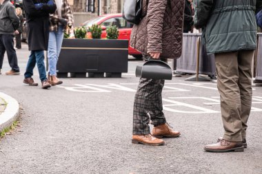 İngiliz tüvit kumaşlı iki kişi elinde paket kutusuyla - sonbahar sokağı sahnesi