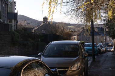 Corbridge, Northumberland, İngiltere -2 Aralık 2025: Atmosferik ışık ve park halindeki arabalarla sonbahar köyü sahnesi