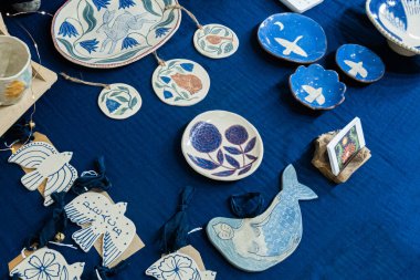 Hexham, Northumberland, Birleşik Krallık - 13 Aralık 2025: Hexham 'da Noel pazarındaki seramik sanat ürünleri