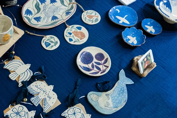 Hexham, Northumberland, Birleşik Krallık - 13 Aralık 2025: Hexham 'da Noel pazarındaki seramik sanat ürünleri