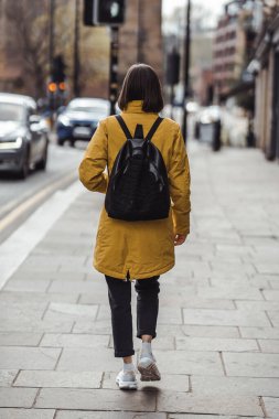 Newcastle şehir merkezinde yürüyen bir kadın