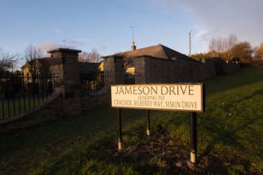 Corbridge, Northumberland, Birleşik Krallık - 15 Ocak, 2026: Corbridge: Turist pupolar köyü Corbridge 'de sokak üzerindeki Sunlit Adres Yolu tabelası. Kimlik kavramı