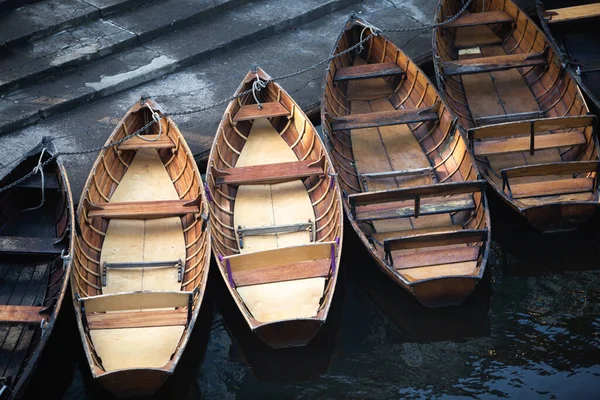 Yukarıdan ahşap tekne deseni. Yaz tatili konsepti