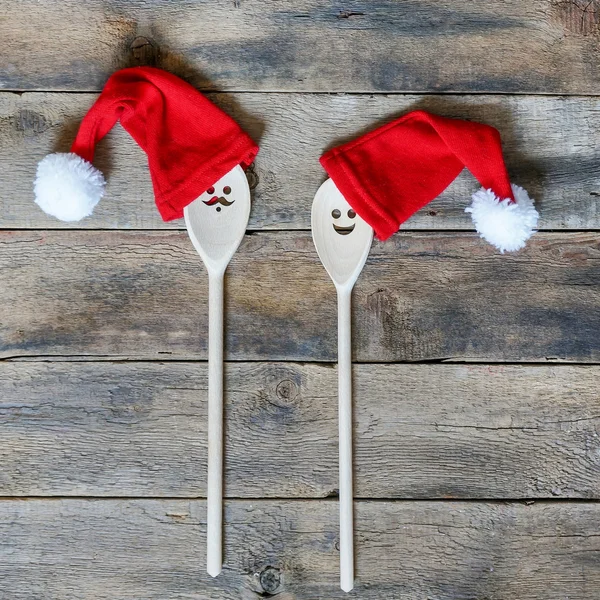 Rolig jultomte med röda santa hattar — Stockfoto