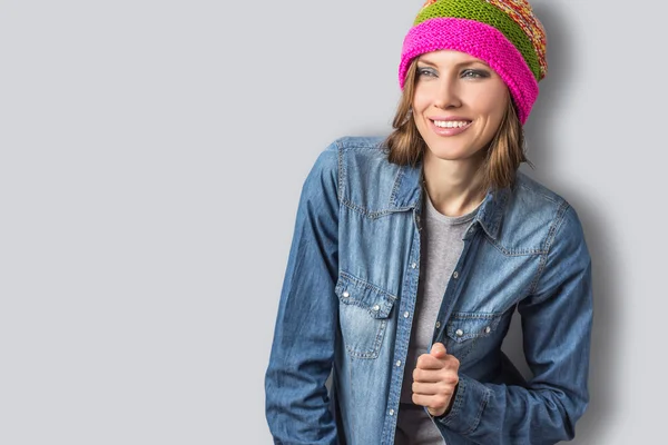 Kvinna porträtt i färgglada hatt och jeans skjorta — Stockfoto