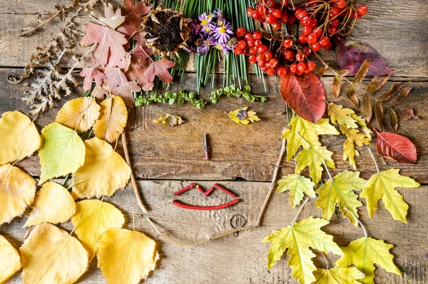 Lady őszi készült bukott őszi levelek, bogyók és a virágok — Stock Fotó