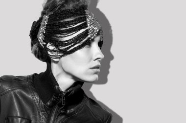 Kadın giyen boncuk takı