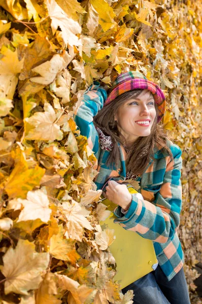 Mujer de viaje de otoño con maleta — Foto de Stock