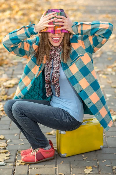 Joven viajero en otoño — Foto de Stock