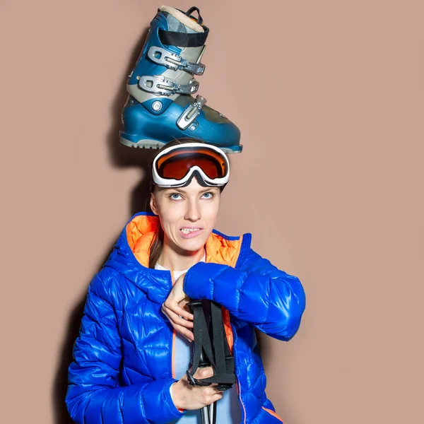 Молодая женщина лыжник, модный спортивный портрет — стоковое фото