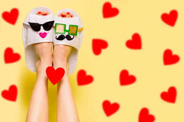 Pareja joven en concepto de amor. Mujer en zapatillas divertidas idea creativa —  Fotos de Stock