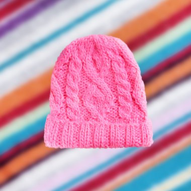 Pembe örgü şapka