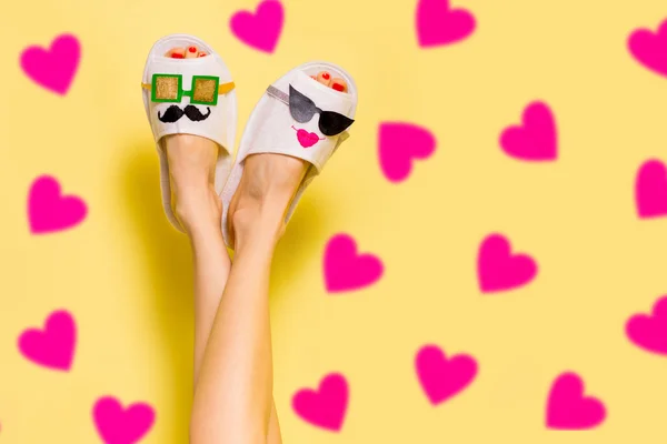 Pareja joven en concepto de amor. Mujer en zapatillas divertidas idea creativa —  Fotos de Stock