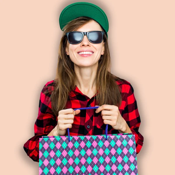 Jonge shopper met boodschappentas — Stockfoto