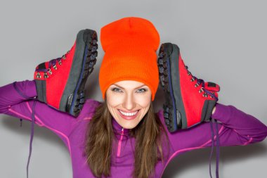 Trekking botları tutan güzel spor kadın Gezgin