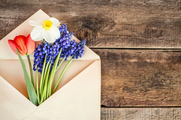 Весенние цветы в конверте — стоковое фото