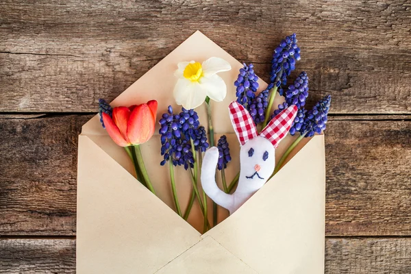 Happy Velikonoční přání s Velikonoční zajíček — Stock fotografie