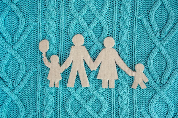 Gelukkig papier familie over blauwe achtergrond — Stockfoto