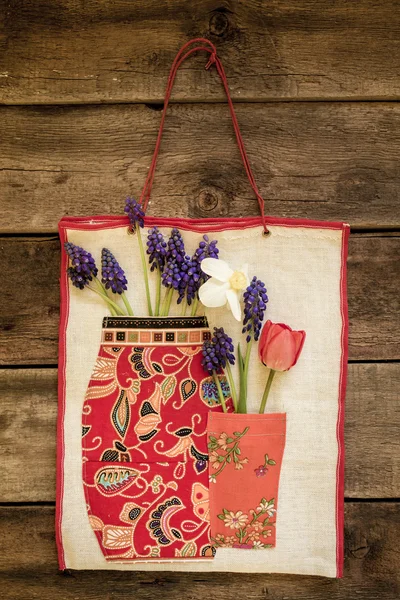 Spring flowers ove rdark wooden background — Stock Photo, Image